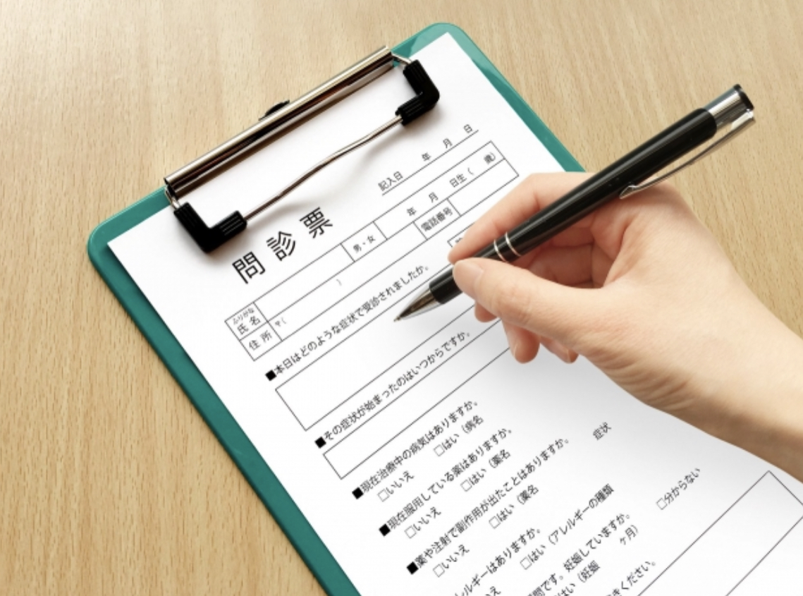 問診票やボールペンの患者さんごとの消毒を表す画像